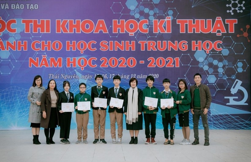 Cô Phạm Thị Thanh Bình (thứ 5 từ trái sang) cùng các học sinh, thầy cô tham dự Cuộc thi Khoa học kỹ thuật dành cho học sinh THCS năm học 2020-2021.