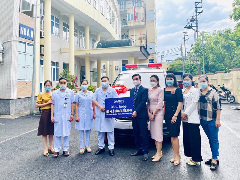 Đại diện Tập đoàn Danko Group trao tặng xe cứu thương cho TT y tế TP. Thái Nguyên.