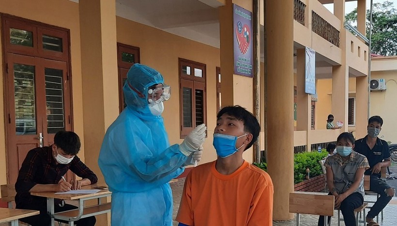 Trung tâm Y tế huyện Phú Bình đã huy động lực lượng nhanh chóng tiến hành lấy mẫu xét nghiệm toàn bộ người dân 2 xóm La Muôi và La Tú (Báo Thái Nguyên).