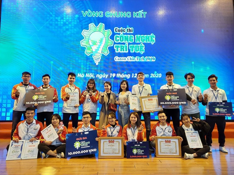 Tại cuộc thi Công nghệ trí tuệ Canon Chie-Tech đội tuyển trường Đại học Kỹ thuật Công nghiệp (ĐH Thái Nguyên) đã xuất sắc vượt qua các đội mạnh để đạt được nhiều giải thưởng.