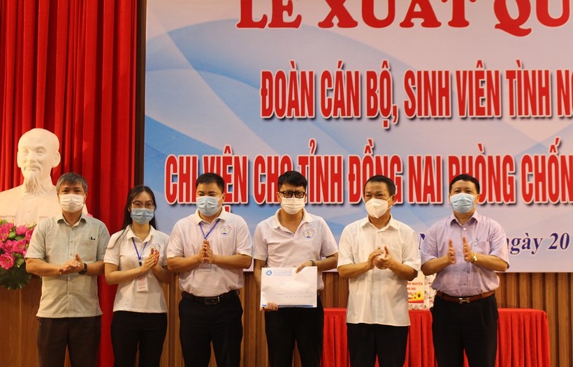 Ban Giám đốc Đại học Thái Nguyên trao quà cho đội tình nguyện.