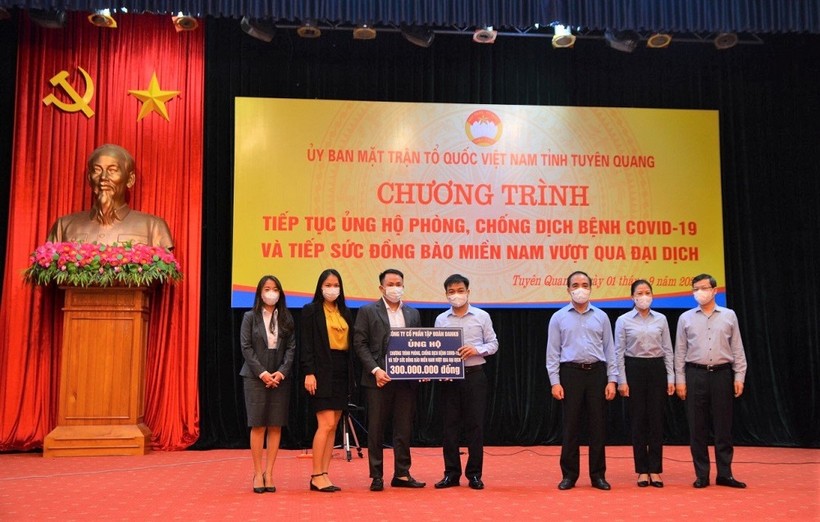Đại diện BLĐ Danko Group trao tài trợ tại Chương trình phòng, chống dịch Covid 19 và tiếp sức đồng bào miền Nam vượt qua đại dịch của tỉnh Tuyên Quang.