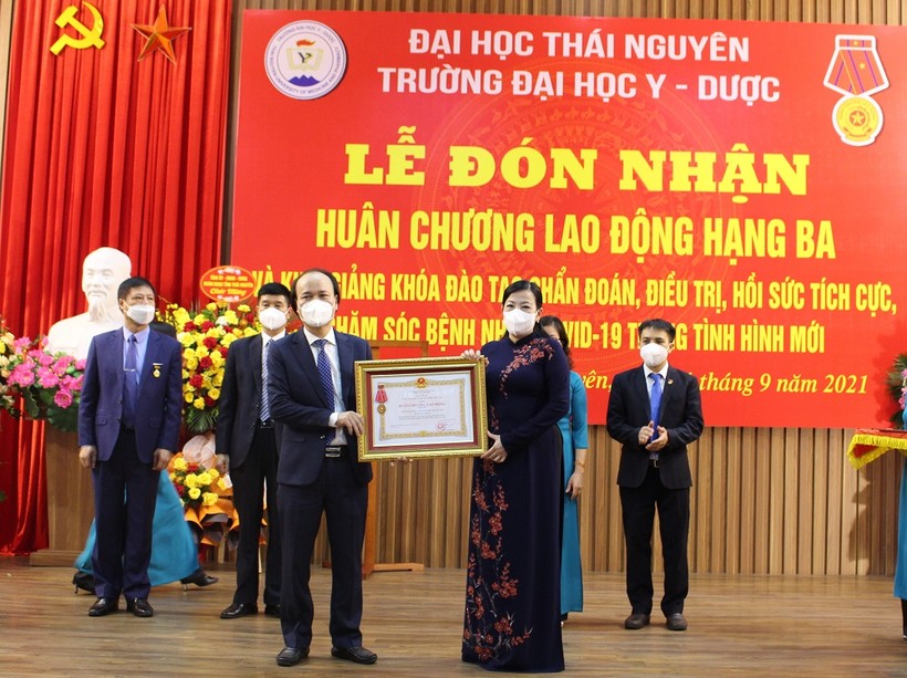 Thừa ủy quyền của Chủ tịch nước, bà Nguyễn Thanh Hải, Bí thư Tỉnh uỷ trao Huân chương Lao động hạng Ba cho đại diện Trường Đại học Y-Dược Thái Nguyên.