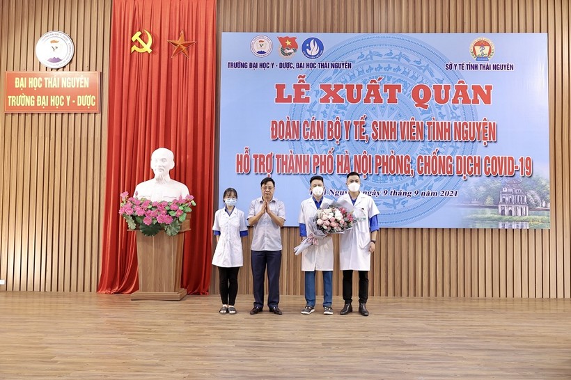 Ông Đặng Xuân Trường, Ủy viên BTV Tỉnh ủy, Phó Chủ tịch Thường trực UBND tỉnh Thái Nguyên trao quà cho đoàn tình nguyện