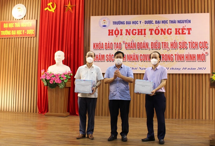 TS. BS Phạm Ngọc Thạch - Giám đốc bệnh viện Bệnh Nhiệt đới Trung ương tặng sách cho Sở Y tế và Trường Đại học Y – Dược (ĐH Thái Nguyên) 