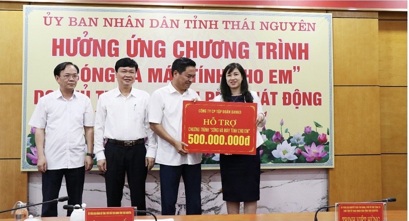 Phó Tổng Giám đốc Trần Thị Thu Thủy - đại diện Danko Group hưởng ứng chương trình “Sóng và máy tính cho em”