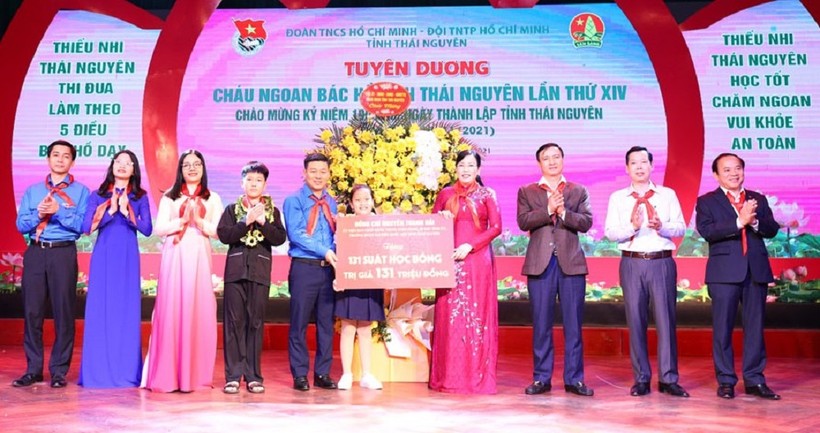 Bí thư Tỉnh ủy Nguyễn Thanh Hải trao 131 suất học bổng trị giá 131 triệu đồng cho các đại biểu cháu ngoan Bác Hồ.