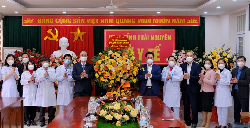 Ông Trịnh Việt Hùng, Ủy viên dự khuyết Ban Chấp hành Trung ương Đảng, Phó Bí thư Tỉnh ủy, Chủ tịch UBND tỉnh Thái Nguyên đã trao tặng lẵng hoa của Thủ tướng Chính phủ cho ngành y tế tỉnh Thái Nguyên.