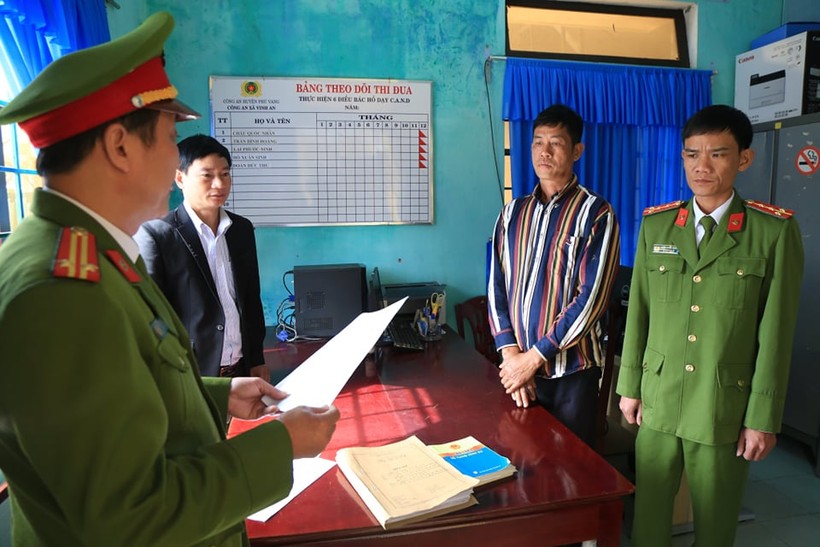 Lực lượng Công an đọc lệnh bắt đối tượng Phạm Tấn Quang.
