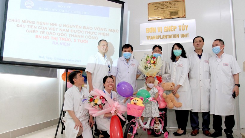 Lãnh đạo Bệnh viện Trung ương Huế và các bác sĩ tặng hoa chúc mừng cháu Tr. trong buổi ra viện.