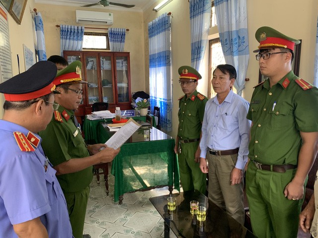Cơ quan Công an đọc lệnh bắt đối với ông Hồ Quang Hóa.