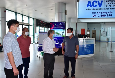 Ông Phan Ngọc Thọ Chủ tịch UBND tỉnh Thừa Thiên Huế kiểm tra công tác phòng chống dịch Covid-19 tại Sân bay Phú Bài.