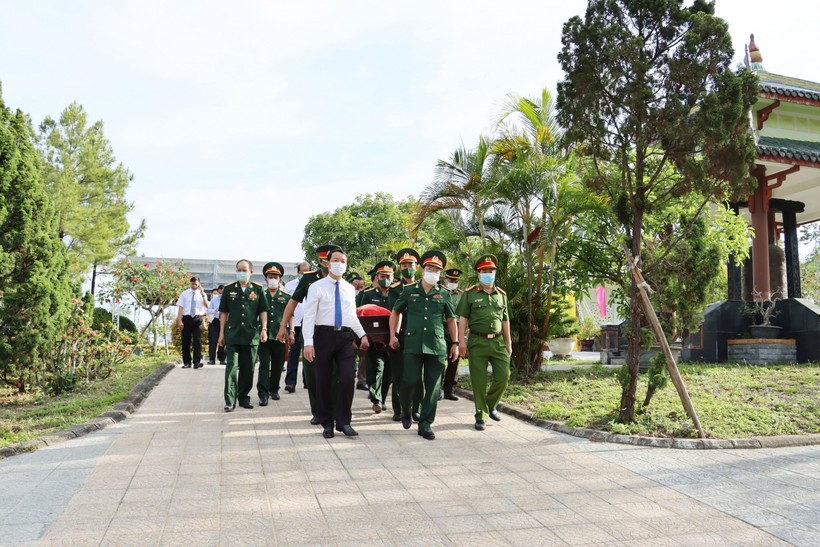 Tổ chức an táng 14 hài cốt liệt sĩ hi sinh tại chiến trường Lào.