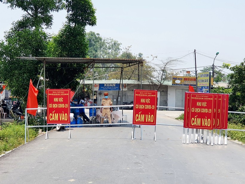 Lực lượng chức năng lập các chốt, trạm kiểm dịch tại huyện Phong Điền.
