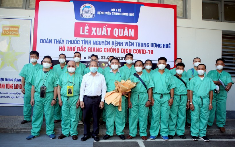 Ông Phan Ngọc Thọ - Chủ tịch UBND tỉnh Thừa Thiên Huế tặng hoa cho đoàn bác sĩ Bệnh viện trước giờ lên đường ra hỗ trợ Bắc Giang chống dịch.