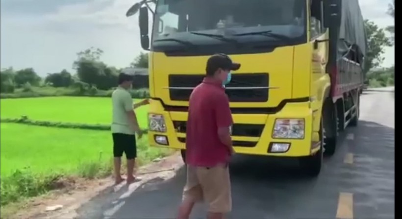 Chiếc  xe tải chở 8 công  dân không  thực hiện khai báo y tế khi đi vào địa  bàn tỉnh Thừa Thiên  Huế .