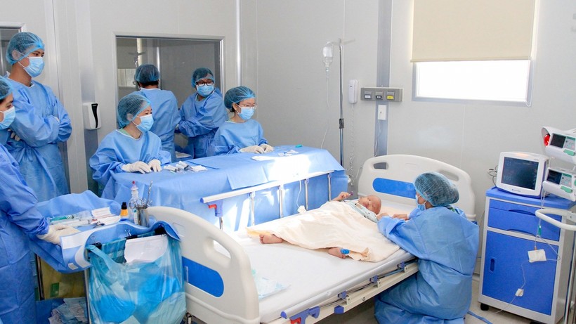 Các bác sỹ điều trị cho bệnh nhi Nguyễn Ngọc Bảo H. 3 tuổi bị u nguyên bào thân kinh.