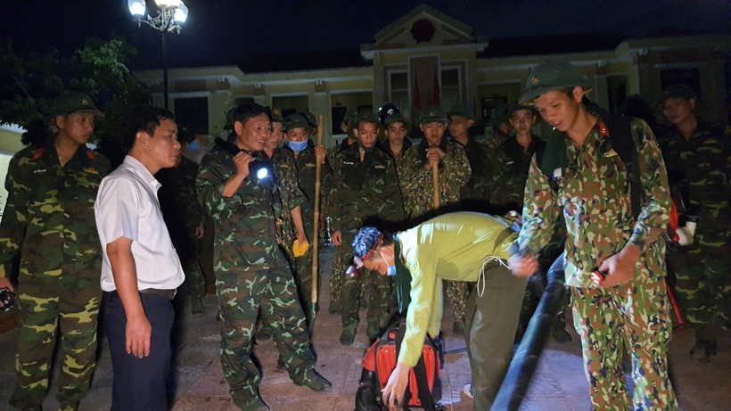 Lực lượng chức năng tham gia chữa  cháy tại rừng thông tự nhiên tại đồi 230 thuộc tiểu khu 159 (xã Phú Sơn, thị xã Hương Thủy, tỉnh Thừa Thiên Huế).