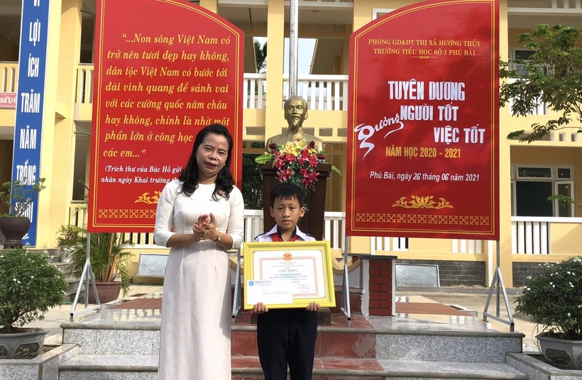 Trao tặng bằng khen cho em  Chế Nguyễn Vĩnh Hưng, học sinh nhặt được của rơi trả người đánh mất.
