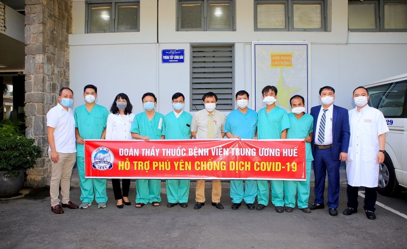 Các y bác sĩ Bệnh viện Trung ương Huế cấp tốc vào Phú Yên hỗ trợ chống dịch Covid-19.
