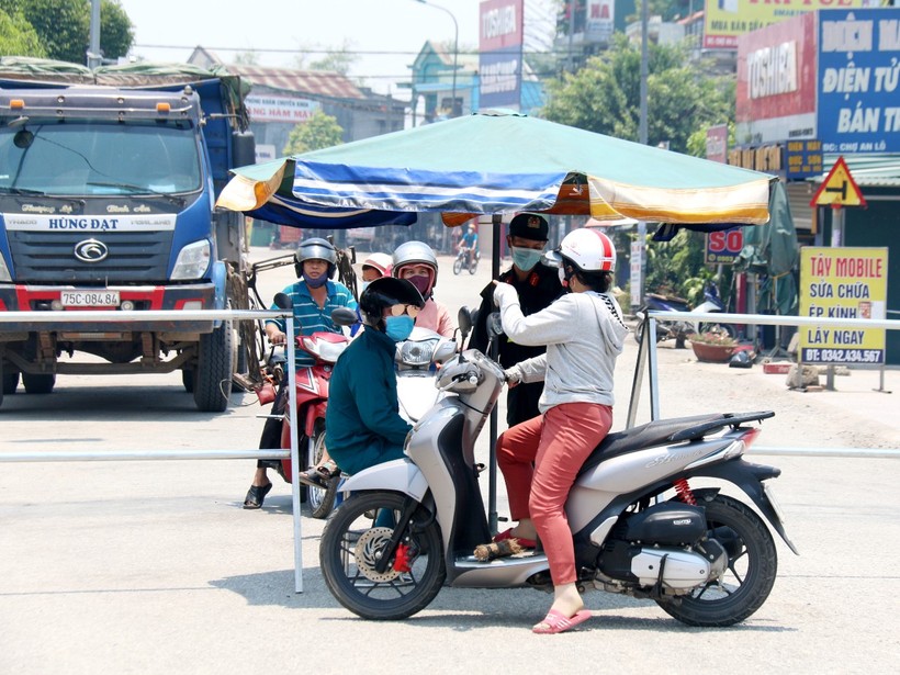 Thực hiện giãn cách xã hội thôn Phước Hưng, xã Lộc Thuỷ, huyện Phú Lộc.