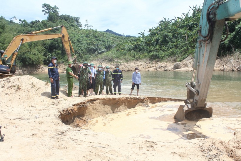 Lực lượng cứu hộ cứu nạn Thừa Thiên Huế quyết tâm tìm kiếm các công nhân mất tích tại Rào Trăng.