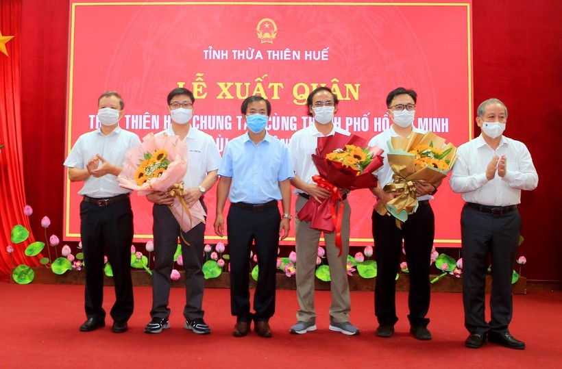 Ông Nguyễn Văn Phương, Chủ tịch UBND tỉnh Thừa Thiên Huế động viên, tặng hoa tiễn đoàn công tác lên đường làm nhiệm vụ.