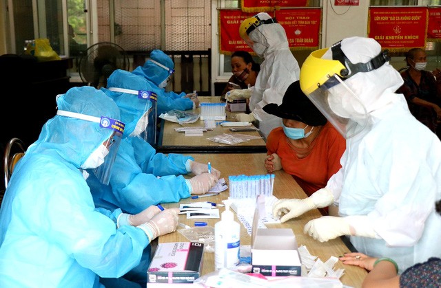 Lực lượng y tế thuộc Trung tâm Kiểm soát bệnh tật tỉnh Thừa Thiên Huế (CDC) triển khai công tác lấy mẫu cho các tiểu thương.