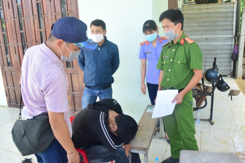 Lực lượng chức năng bắt quả tang đối tượng Thái Khắc Tú tàng trữ 3.000 viên ma túy.