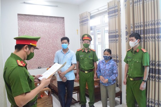 Công an đọc lệnh bắt tạm giam đối tượng Nguyễn Thị Hồng.