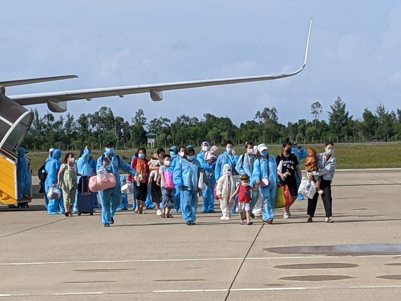 Thừa Thiên Huế đón 149 thai phụ về quê tránh dịch bằng đường hàng không.