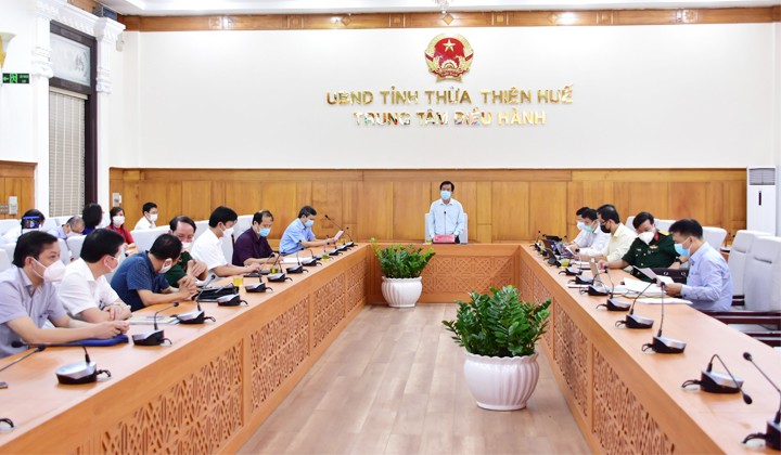 Ông Nguyễn Văn Phương Chủ tịch UBND tỉnh Thừa Thiên Huế phát biểu chỉ đạo tại cuộc họp.