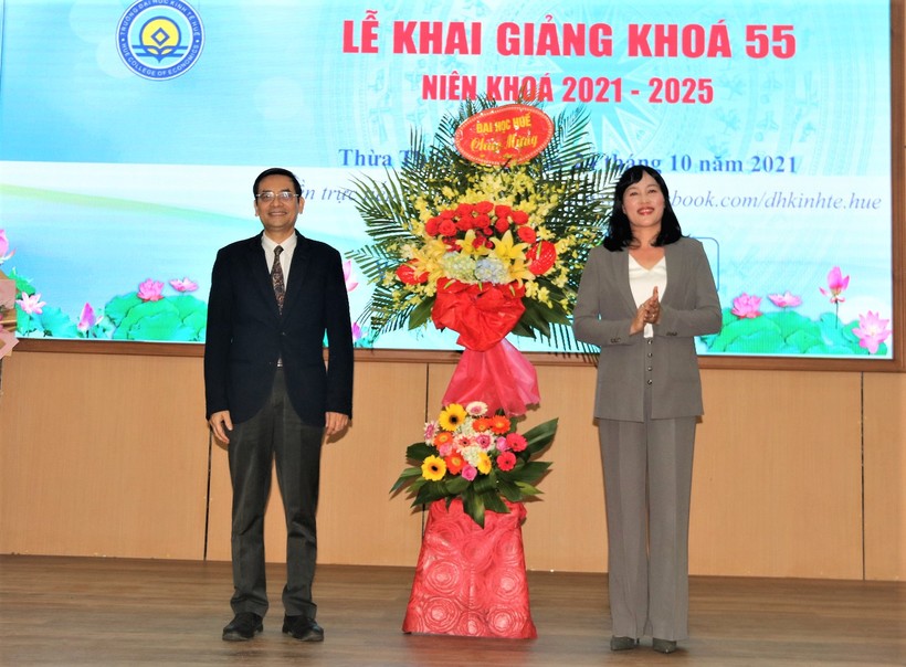 TS. Đỗ Thị Xuân Dung - Phó Giám đốc Đại học Huế tặng hoa chúc mừng Trường Đại học Kinh tế.