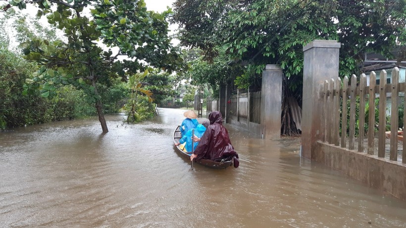 Nhiều tuyến đường tại huyện Quảng Điền đã bị ngập, khiến cho việc đi lại của người dân gặp nhiều khó khăn.