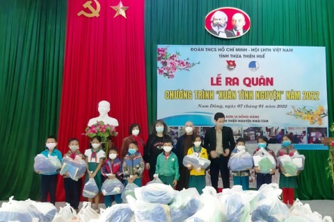 Trao quà cho học sinh tại xã Thượng Long (huyện Nam Đông, tỉnh Thừa Thiên - Huế).