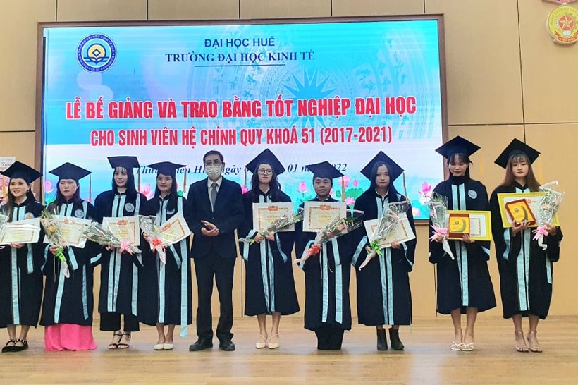 Trường Đại học Kinh Huế tế trao bằng thạc sĩ, cử nhân cho hơn 800 học viên.