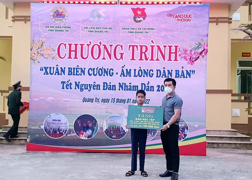 Văn phòng báo GD&TĐ khu vực Miền Trung Tây Nguyên trao 19 góc học tập cho “Con nuôi đồn biên phòng” Quảng Trị.