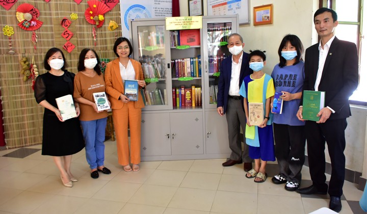 Ông Phan Ngọc Thọ trao tặng Tủ sách về Huế cho trẻ em làng SOS.