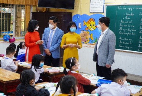 Ông Nguyễn Thanh Bình kiểm tra công tác dạy học tại trường Tiểu học Quang Trung.