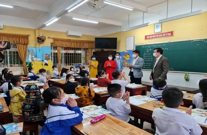 Ông Nguyễn Thanh Bình - Phó Chủ tịch UBND tỉnh Thừa Thiên - Huế và lãnh đạo Sở GD&ĐT kiểm tra công tác dạy học tại trường Tiểu học Quang Trung.