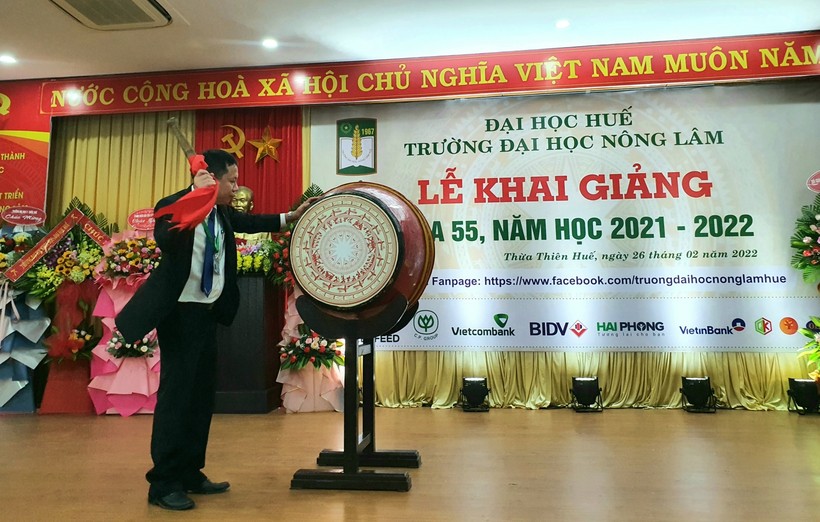 PGS.TS Trần Thanh Đức - Hiệu trưởng Trường ĐH Nông Lâm (ĐH Huế) đánh trống khai giảng năm học 2021 - 2022. 