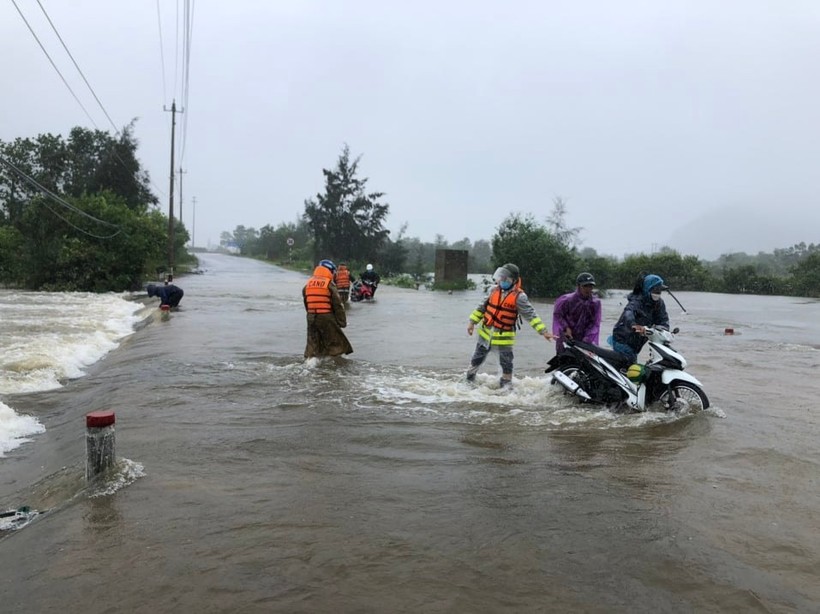 Mưa lũ bất thường khiến cho nhiều khu vực ở Thừa Thiên - Huế bị ngập úng.