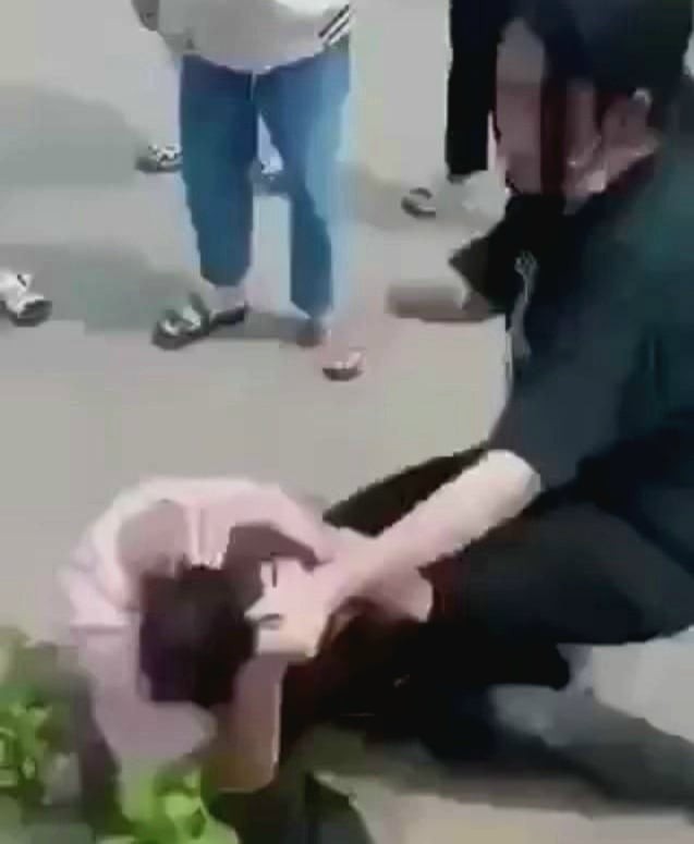 Nữ sinh ở Thừa Thiên - Huế bị nhóm bạn đánh giữa đường. (Ảnh: Cắt từ clip).