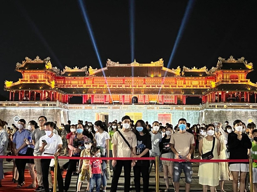 Hàng nghìn người dân đến Phố đêm Hoàng Thành Huế.