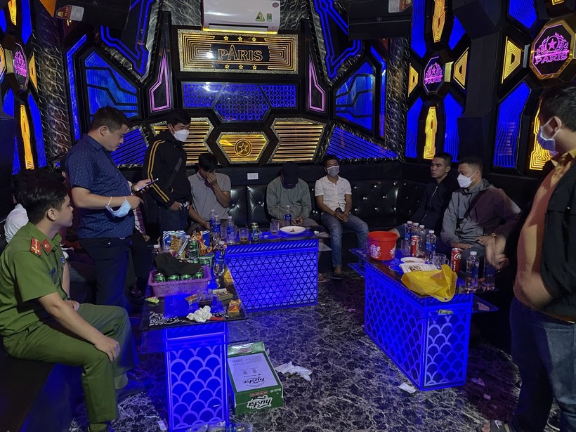 Các đối tượng tổ chức sử dụng ma tuý tại quán karaoke.