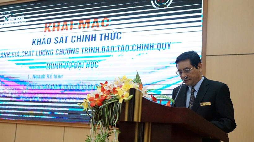 PGS.TS Trần Văn Hoà, Hiệu trưởng Trường Đại học Kinh tế, Đại học Huế phát biểu tại buổi lễ.