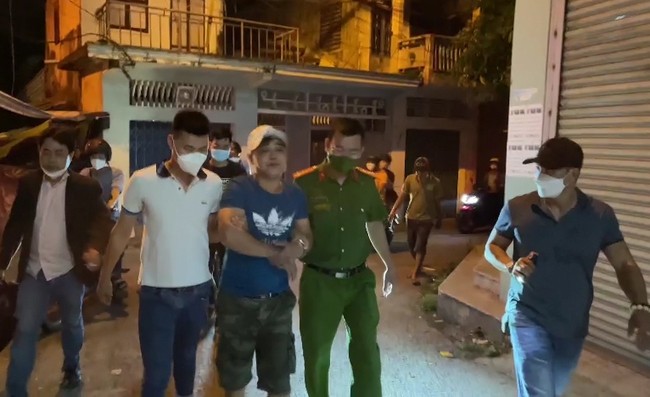 Lực lượng chức năng bắt giữ Trần Ngọc Duy. 