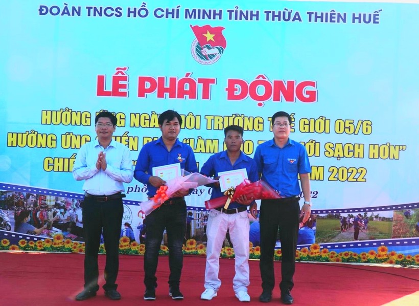 Tặng Huy hiệu "Tuổi trẻ dũng cảm" cho anh Trần Văn Bin và Trần Vĩnh Thu đã có hành động dũng cảm cứu 6 em học sinh khỏi bị đuối nước.