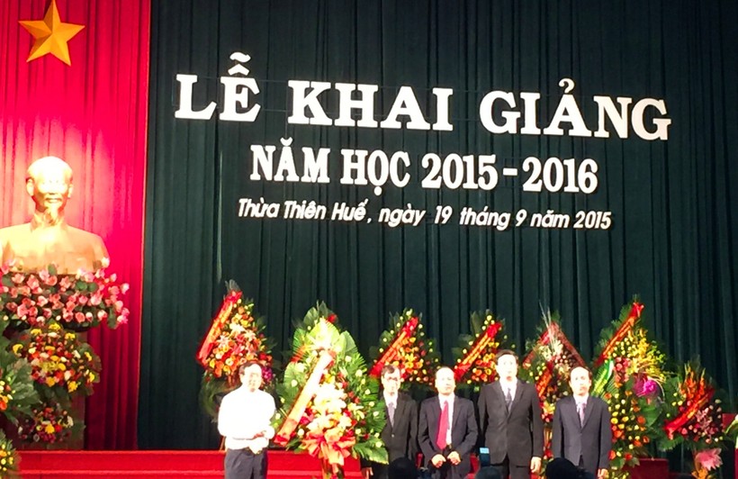 Chủ tịch UBND tỉnh Thừa Thiên - Huế Nguyễn Văn Cao tặng hoa chúc mừng Trường đại học Y Dược Huế bước vào năm học mới