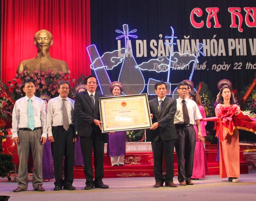 Đại diện lãnh đạo Sở VHTT&DL tỉnh Thừa Thiên- Huế đón nhận bằng công nhận Di sản văn hóa phi vật thể quốc gia đối với ca Huế